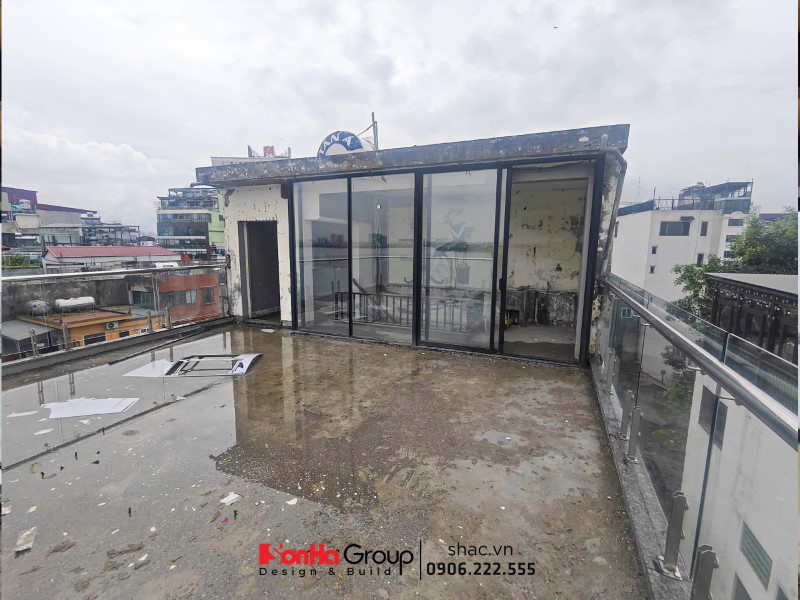 Diện mạo bên ngoài của tầng tum ngôi nhà phố ven hồ tại Hà Nội