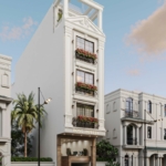 Giàn hoa hồng rực rỡ trên ban công là điểm nhấn mang đến vẻ đẹp lãng mạn và cuốn hút cho ngôi nhà