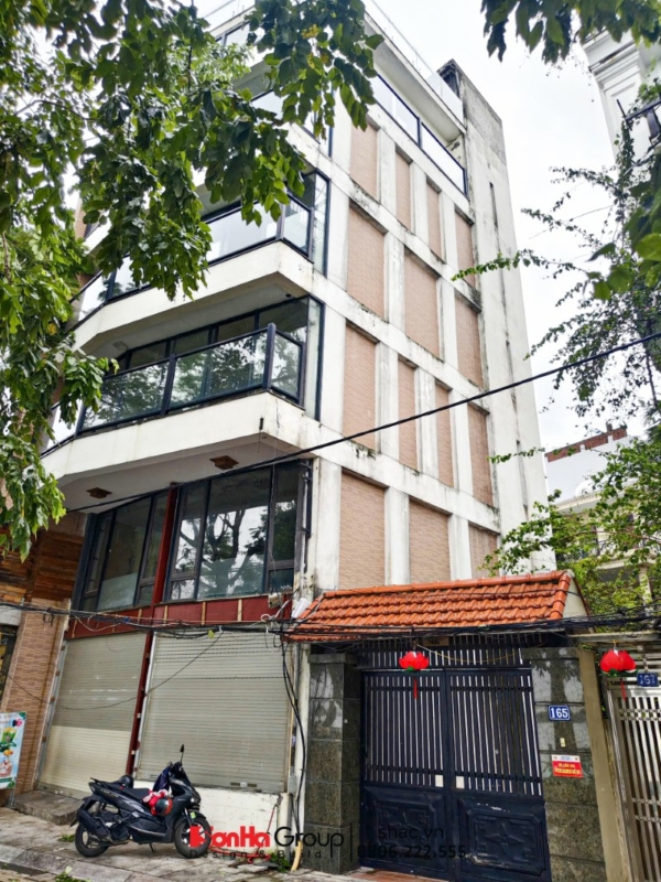 Kiến trúc cũ của ngôi nhà đã có dấu hiệu xuống cấp theo thời gian