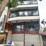 Mặt tiền của ngôi nhà phố 6 tầng trước khi được cải tạo tại Hà Nội