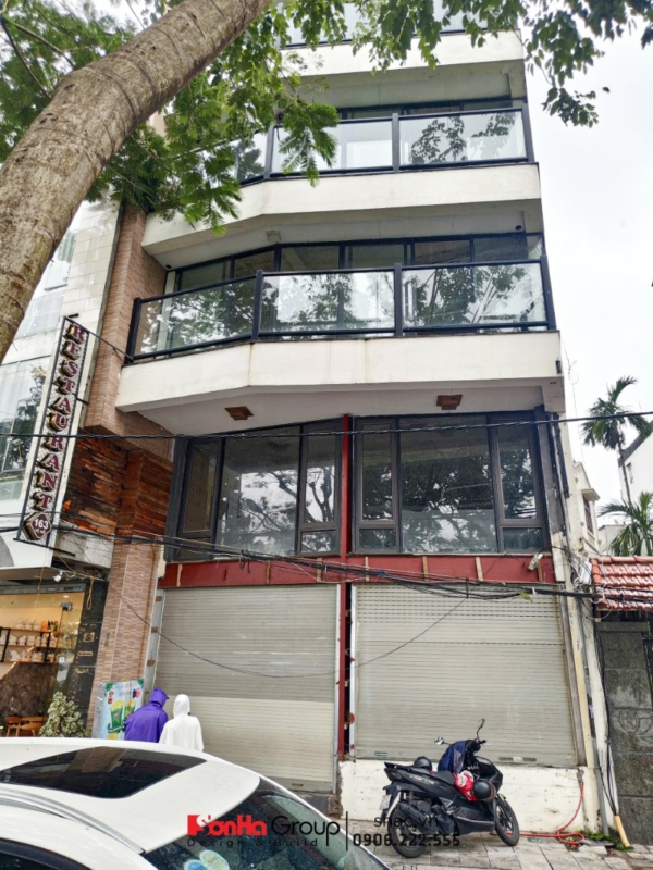 Mặt tiền của ngôi nhà phố 6 tầng trước khi được cải tạo tại Hà Nội