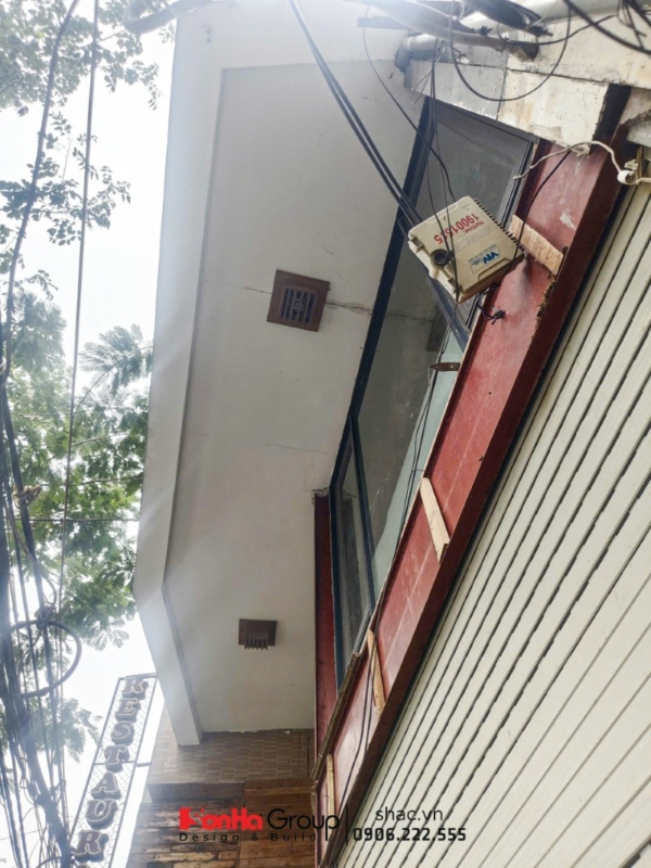 Mặt tiền đã lỗi thời của nhà phố 6 tầng tại Hà Nội