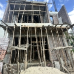 Nhà phố liền kề trong giai đoạn đổ bê tông sàn, tường, mái