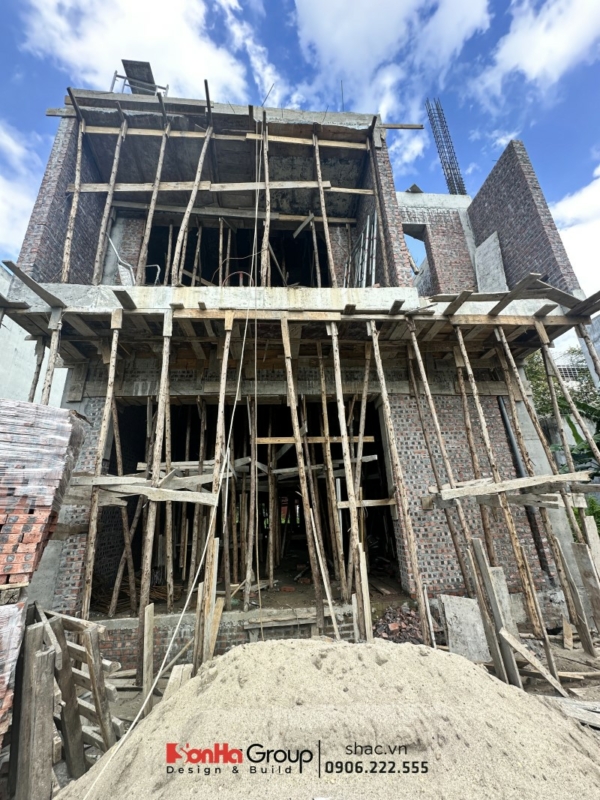 Nhà phố liền kề trong giai đoạn đổ bê tông sàn, tường, mái