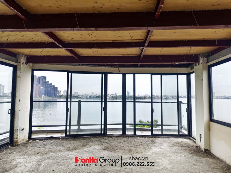 Tầm nhìn ra phía hồ từ tầng tum của ngôi nhà phố 81m2