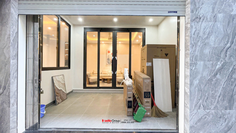 Giải pháp xây nhà ống 2 tầng 1 tum phong cách hiện đại trong ngõ nhỏ - Sơn Hà Group bậc thầy tối ưu không gian 66 Các kiến trúc sư của Sơn Hà đã thiết kế riêng 1 khu vực để xe trong nhà cho gia chủ và khách tới thăm