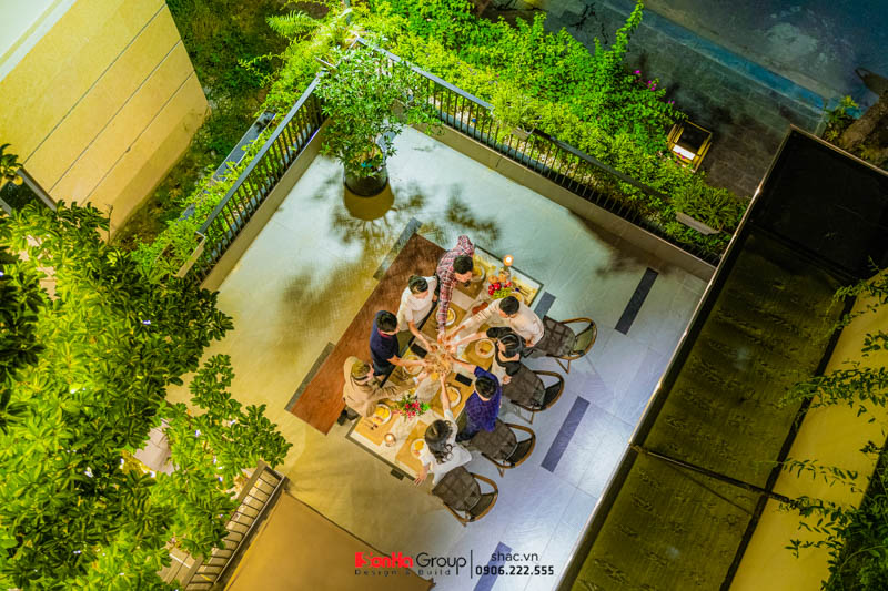 Thiết kế nội thất biệt thự - Đừng xây nhà cho khách, hãy xây nhà cho chính mình 17 ban công rộng bao phủ bởi cây xanh