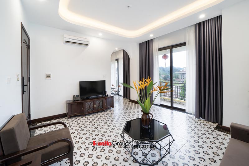 Phòng suite rộng rãi với cửa kính lớn tận dụng tối đa ánh sáng tự nhiên khiến căn phòng thoáng đãng hơn