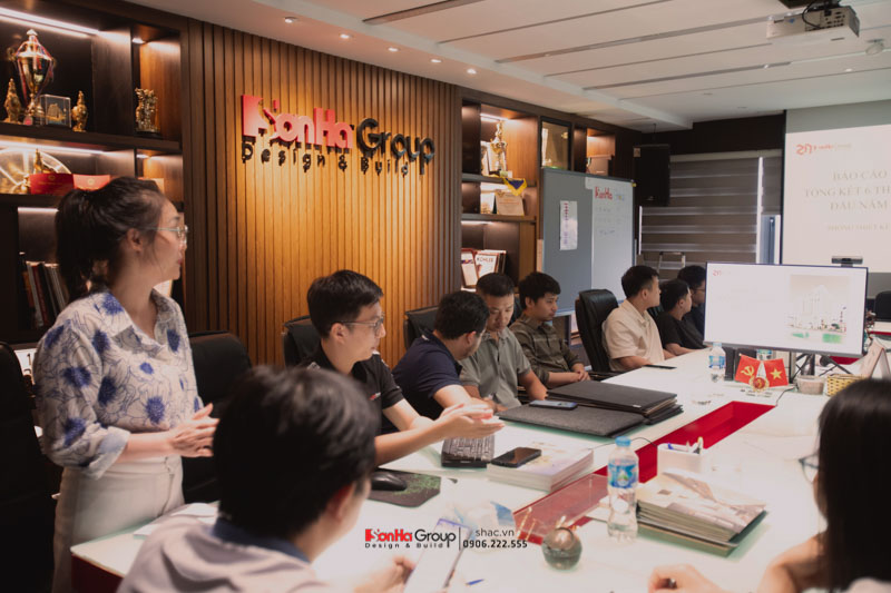 Thiết kế khách sạn mini 12x20 tại Quan Lạn Quảng Ninh - Giải pháp bố trí công năng thông minh từ Sơn Hà Group 30 Các kiến trúc sư của Sơn Hà Group đang họp bàn về giải pháp thiết kế khách sạn tối ưu