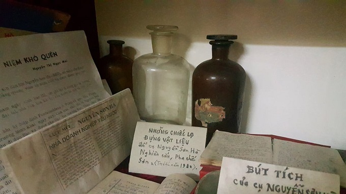 Doanh nhân Nguyễn Sơn Hà - Đại gia Đất Cảng bỏ cả cơ nghiệp theo Cách Mạng 2 Một số dụng cụ doanh nhân Nguyễn Sơn Hà dùng pha chế sơn, thời kỳ khởi nghiệp.