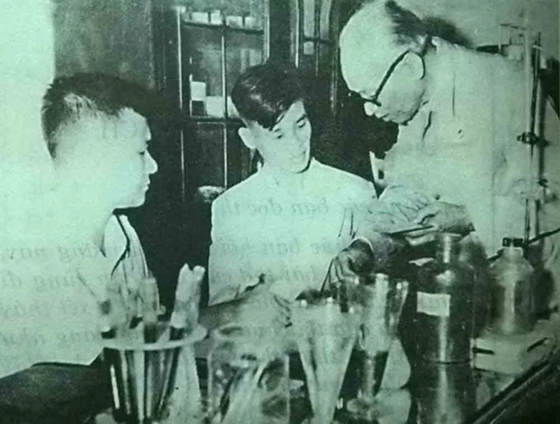 Doanh nhân Nguyễn Sơn Hà - Đại gia Đất Cảng bỏ cả cơ nghiệp theo Cách Mạng 3 Ông Nguyễn Sơn Hà hướng dẫn làm sơn cho kỹ thuật viên Sở Công nghiệp Hà Nội