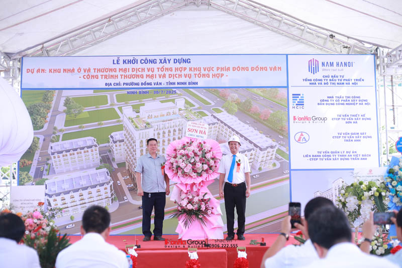 Sơn Hà Group - Kiến tạo dấu ấn kiến trúc tại Dự án Khu nhà ở và thương mại dịch vụ tổng hợp phía Đông Đồng Văn, Hà Nam 30 Giám đốc chi nhánh Hà Nội - Đại diện Sơn Hà Group lên tặng hoa mừng lễ khởi công dự án