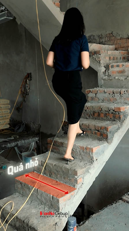 Hành trình “giải cứu” căn biệt thự Tân Cổ Điển nhiều lỗi sai của gia chủ ở Hải Phòng của Sơn Hà Group 2 Lỗi cầu thang hẹp chỉ đủ một người đi