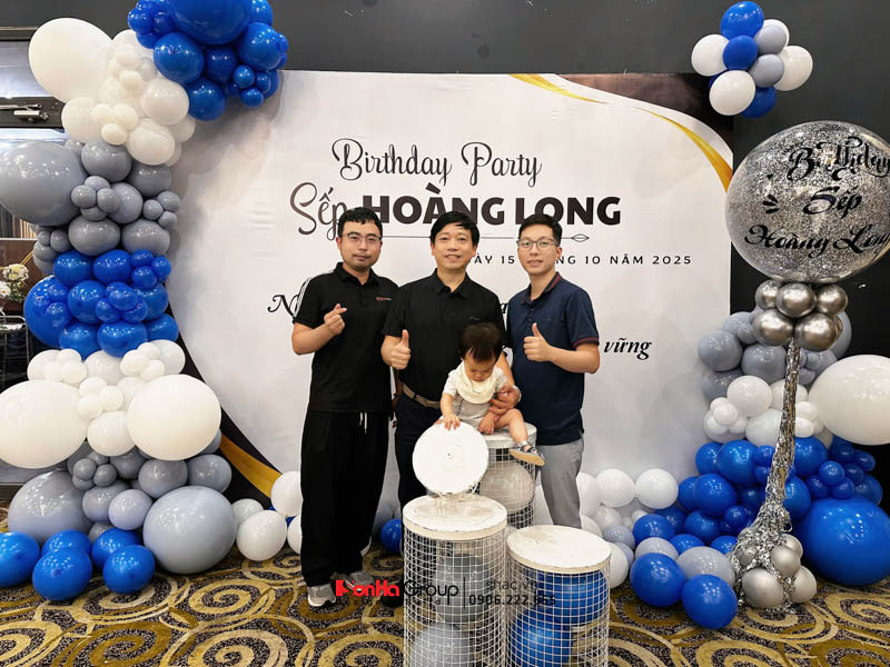 Chúc mừng sinh nhật Ths.KTS Nguyễn Hoàng Long - Người thuyền trưởng tài ba của Sơn Hà Group 124 Trưởng Phòng và Phó Phòng Thiết kế cùng chụp ảnh chúc mừng sinh nhật TGĐ Hoàng Long