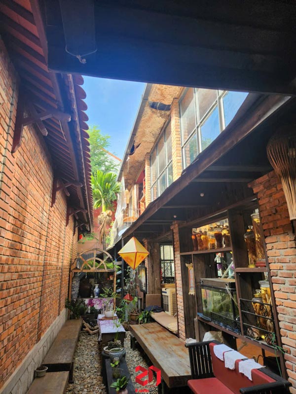 Thiết kế biệt thự hình chữ U phong cách Indochine - Khi kiến trúc ôm trọn cội nguồn gia tộc 3 Không gian sân vườn tĩnh tại phía sau nhà thờ