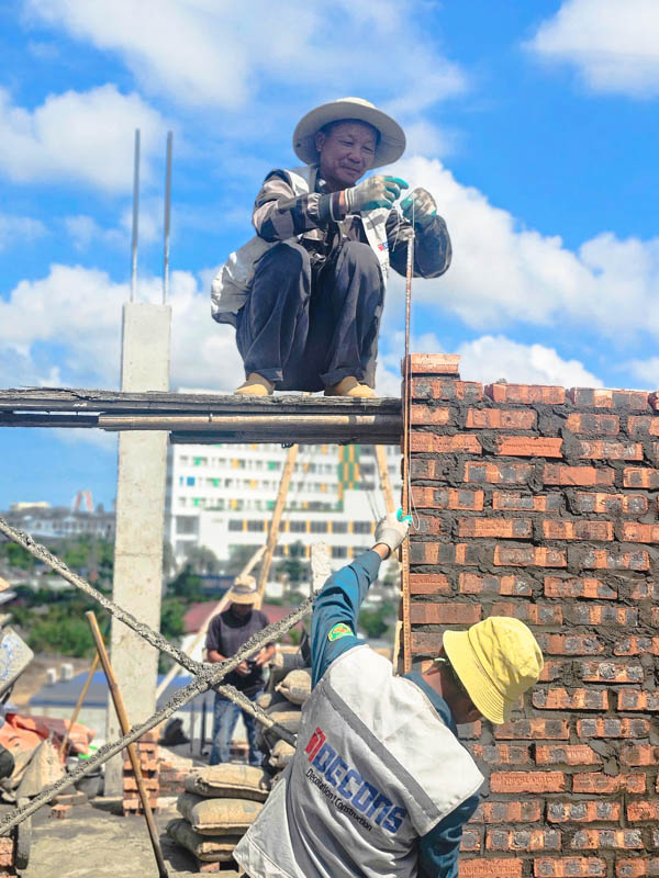 Người Sơn Hà những ngày cuối năm: Khi công trình được hoàn thiện từ sức mạnh tập thể 25 Thợ xây - Nền móng của mỗi công trình bền vững