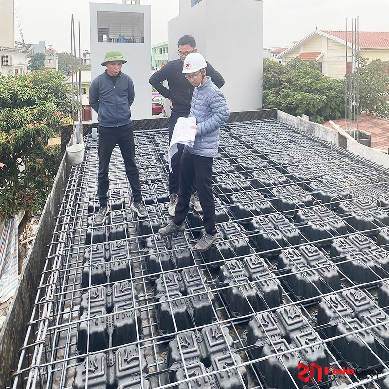 Những Lưu Ý Quan Trọng Khi Thi Công Móng - Kiến Thức Chủ Nhà Nhất Định Phải Biết 5 Kỹ sư của Sơn Hà Group trực tiếp xuống công trình kiểm tra quá trình thi công móng đúng theo thiết kế biệt thự