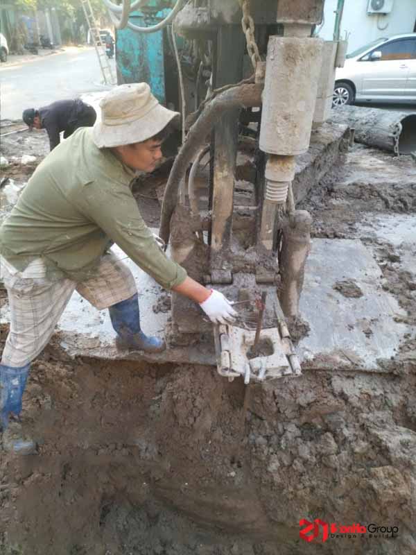 Những Lưu Ý Quan Trọng Khi Thi Công Móng - Kiến Thức Chủ Nhà Nhất Định Phải Biết 4 Chuẩn bị định vị đầu khoan - kiểm tra tâm cọc