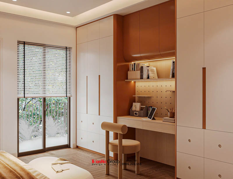 Bàn học và giá sách được đặt cạnh gần cửa ban công để lấy sáng tự nhiên