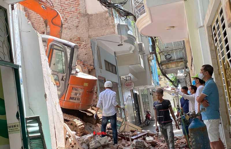 Pháp lý thi công nhà ảnh hưởng hàng xóm - Chủ nhà cần lưu ý những gì trước khi xây dựng? 3 Tranh chấp phát sinh từ việc đổ vật liệu ra lối đi chung gây ảnh hưởng tới sinh hoạt của người dân trong xóm và trở thành lý do khiếu nại