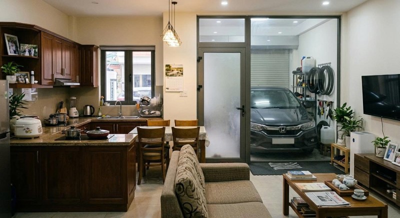 Gara đặt sát phòng khách hoặc bếp, mùi xe và tiếng động dễ lan vào không gian sinh hoạt