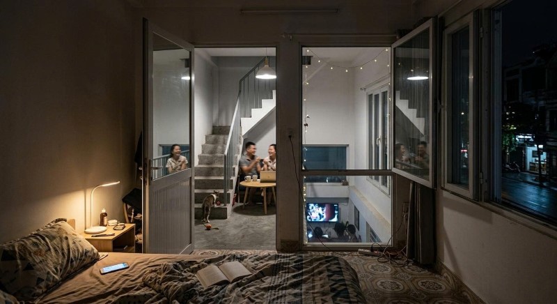 Phòng ngủ nhìn ra khu sinh hoạt chung hoặc cầu thang, buổi tối dễ bị ồn và thiếu sự riêng tư