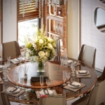 bàn ăn 10 chỗ, khu vực này trở thành tâm điểm kết nối, nơi cả gia đình quây quần trong những ngày lễ Tết hay những buổi tiệc cuối tuần rộn ràng