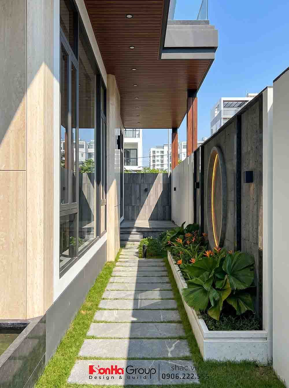 Món quà tặng con - Thiết kế biệt thự 250 m2 hiện đại lưu giữ giá trị gia đình 16 Khu vực terrace mở thông với bếp vừa giúp thoát mùi nhanh lại có thể đón gió mát từ hướng Đông Nam